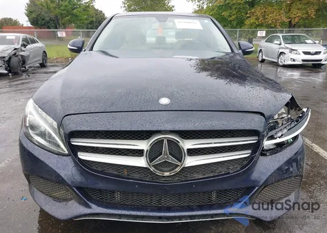 2015 Mercedes-Benz C 300 4Matic z USA, uszkodzony, nr VIN 55SWF4KB4FU088140